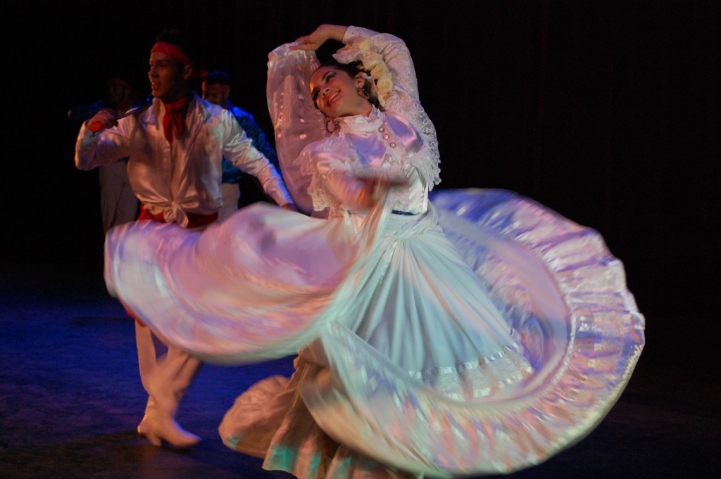 Folklórico competition lights up the stage Page 4 FOGHORN NEWS