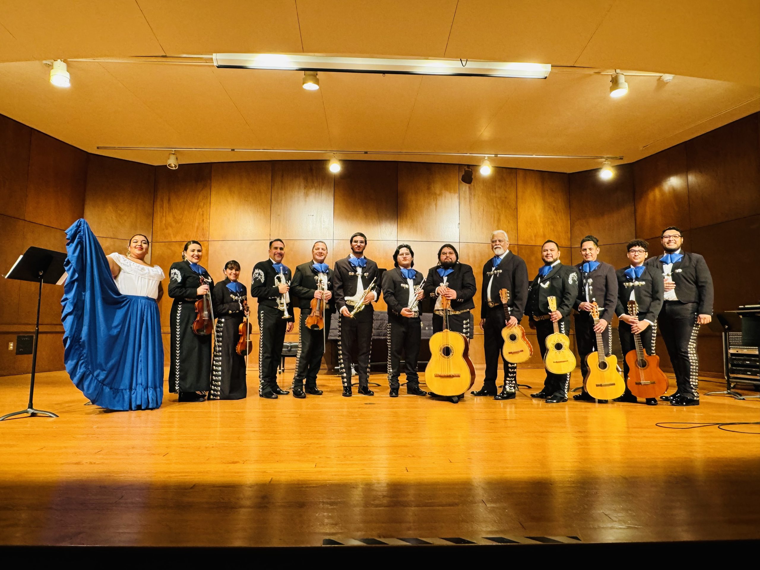 Mariachi Del Mar gets crowd involved