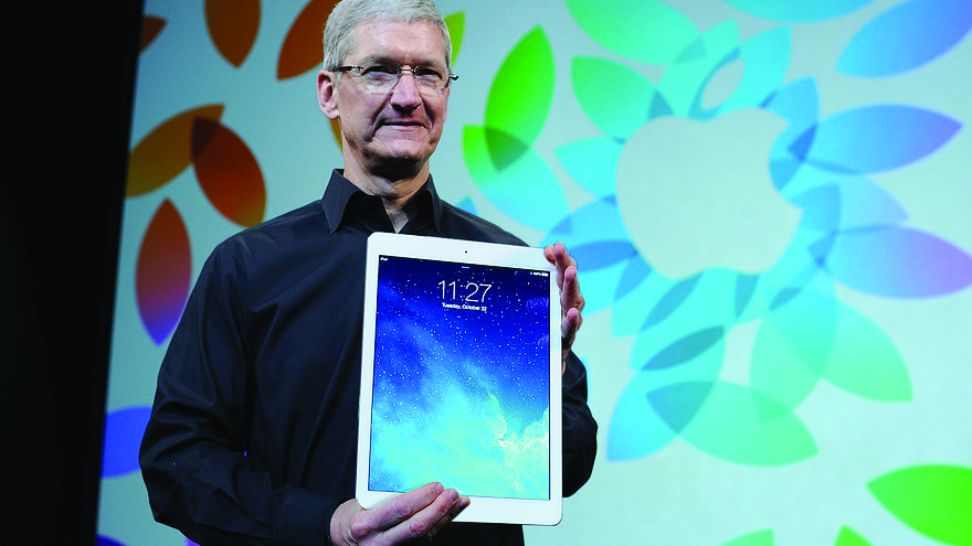 Tim-Cook-holding-iPad-Pro-Bloomberg-mockup-001
